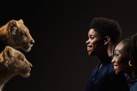 Dem Baby-Löwen leiht der elfjährige Sänger JD McCrary (l.) die Stimme. Die junge Nala spricht die 14-jährige Schauspielerin ...