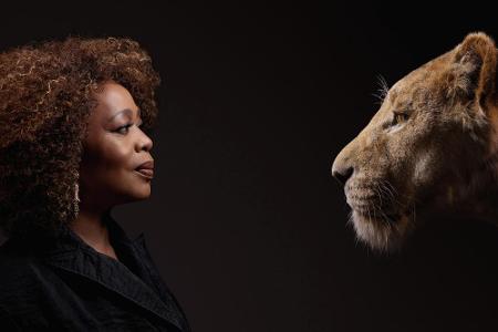 Sarabi hat die Stimme von Schauspielerin Alfre Woodard. Serien-Fans kennen sie etwa aus 