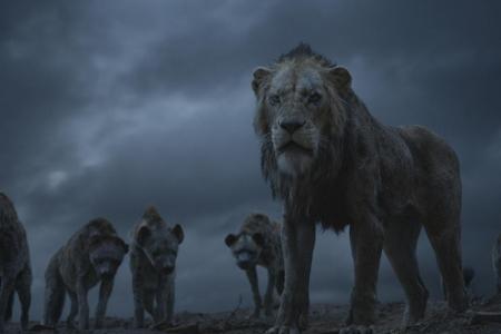 Um Scar scharen sich die Hyänen Azizi, Kamari und Shenzi.