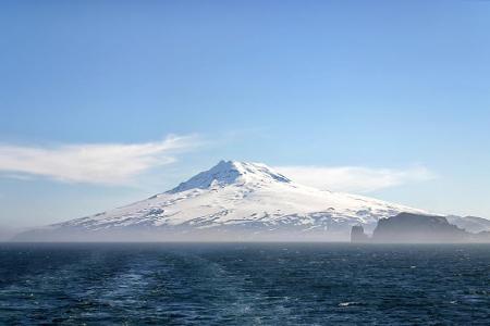 550 km nördlich von Island liegt die einsame Insel Jan Mayen mit dem 2.270 m hohen Vulkan Beerenberg. Ab und an kommen Polar...