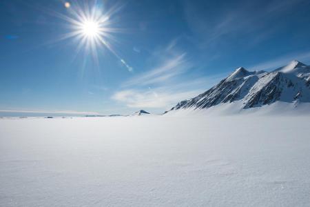Der Wostoksee in der Antarktis ist mit 250 km Länge, 50 km Breite und bis zu 1.200 m Tiefe riesig. Das Problem: Er liegt 4.1...
