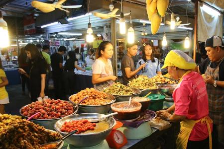 Für alle die auf Streetfood-Märkte stehen, ist Thailand ein absoluter Traum. Ein ganz besonderes Erlebnis ist allerdings der...