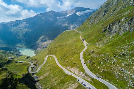 In den Alpen gibt es dutzende Pässe, Tunnel und Autoschleusen. Nicht alle davon sind kostenfrei. Was Sie wo für die Passage ...