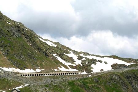 Der 5,8 Kilometer lange Grosse-St.-Bernhard-Tunnel führt wie der Mont-Blanc-Tunnel ins italienische Aostatal, allerdings in ...