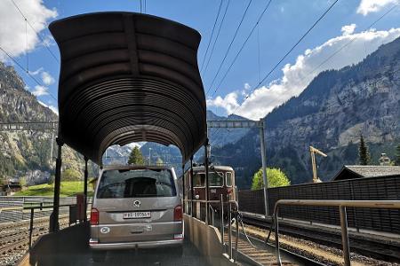 Der Lötschbergtunnel ist ein 14,6 Kilometer langer Eisenbahntunnel in der Schweiz zwischen dem Berner Oberland und dem Kanto...