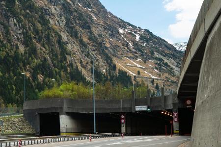 Für den fast 17 Kilometer langen Gotthardtunnel benötigen Sie wie für den 6,6 Kilometer langen San-Bernardino-Tunnel ledigli...