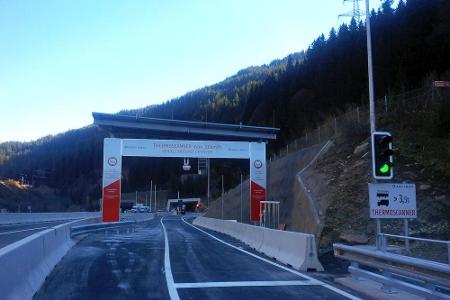 Für die Fahrt durch den fast 14 Kilometer langen Arlbergtunnel, der die österreichischen Bundesländer Tirol und Vorarlberg v...