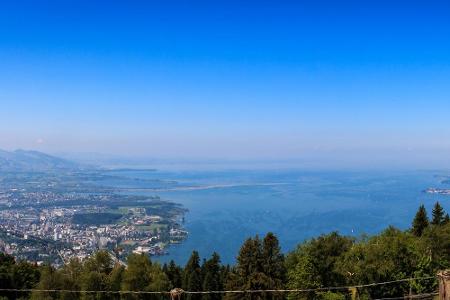Der Blick über den Bodensee vom Bregenzer Hausberg Pfänder ist spektakulär. Untendurch führt der 6,6 Kilometer lange Pfänder...