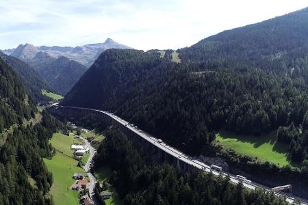 Überqueren sie den 1.370 Meter hohen Brennerpass über die Brenner Autobahn, müssen Sie für eine einfache Fahrt 9,50 Euro Son...