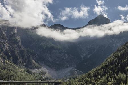 Der Tauerntunnel (6,5 km) kostet wie der südlicher gelegene Katschbergtunnel (ca. 5,7 km) zwölf Euro Sondermaut. Am westlich...