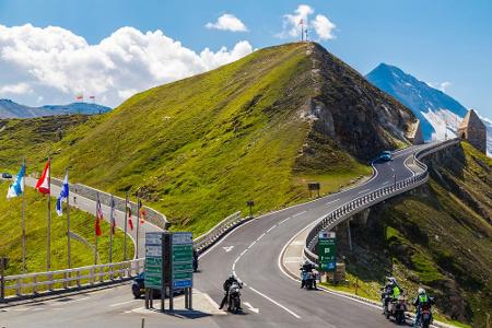 Die Großglockner-Hochalpenstraße gilt als eine der spektakulärsten Erlebnisstraßen der Alpen. Bis auf über 2.500 Meter steig...