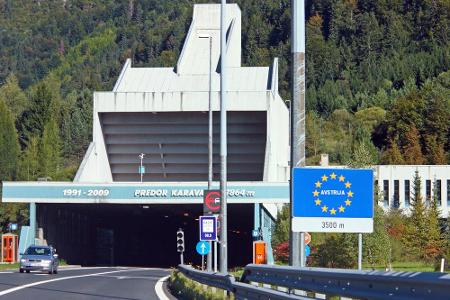 Der etwa 7,9 Kilometer lange Karawankentunnel verbindet Österreich mit Slowenien. 2017 nutzten fast 11.000 Fahrzeuge täglich...
