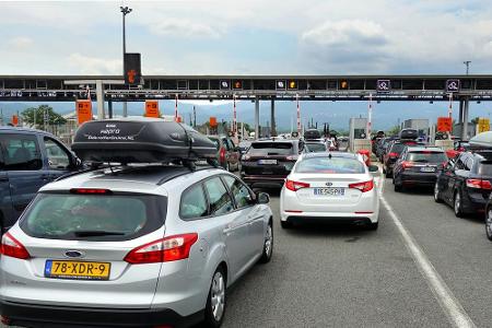 Ob Vignette, Mautstation oder digitale Erfassung - wer mit dem Auto in den Urlaub fährt, sollte seinen Geldbeutel bereithalt...