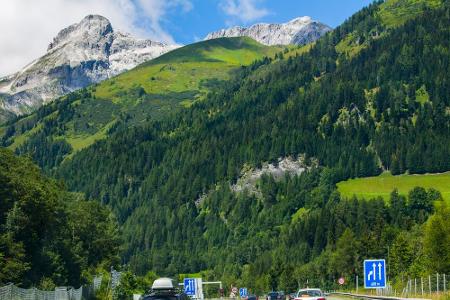 In Österreich und der Schweiz gibt es die Vignettenpflicht. In Österreich können Autofahrer zwischen zehn Tagen (9,20 Euro),...