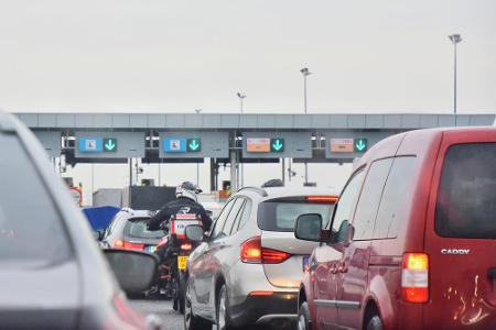 Bei unseren Nachbarn in Polen könnte es auch vorkommen, dass Sie eine Mautstation passieren müssen. Hier wird das Geld für d...