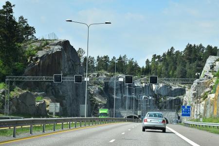 In Norwegen sind Mautstellen meist nur Stahlgerüste, die über die Straße ragen und Ihr Kennzeichen elektronisch erfassen. Si...
