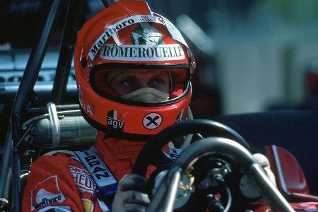 Lauda kehrte zurück und konnte die WM bis zum letzten Rennen offenhalten. Im japanischen Fuji zog Lauda wegen starker Regenf...