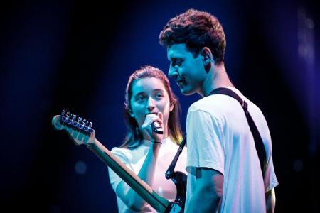 Zala Kralj und Gašper Šantl betreten als Duo für Slowenien die ESC-Bühne. Gemeinsam performen sie ihren Titel 