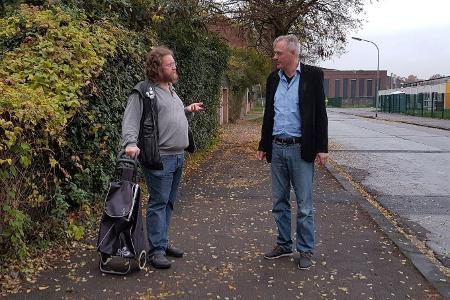 Ronald Schill trifft im Zuge der Reportage Menschen wie Oliver (links), die von Hartz IV leben.