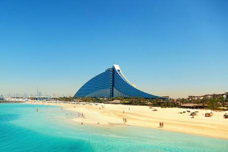 Ein Strandhotel darf in Dubai natürlich kein schnöder Betonklotz Marke Mallorca sein. Nein, das 