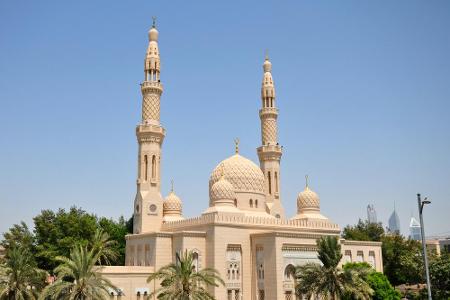 Neben all den Mega-Bauten wirkt eine Moschee auf den ersten Blick fehl am Platz. Doch die 