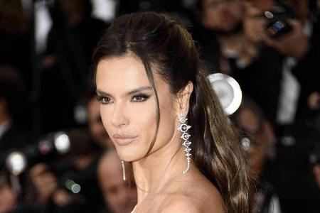 Für einen weiteren Hingucker auf dem roten Teppich sorgte Topmodel Alessandra Ambrosio mit einem Hauch von Nichts über ihrem...