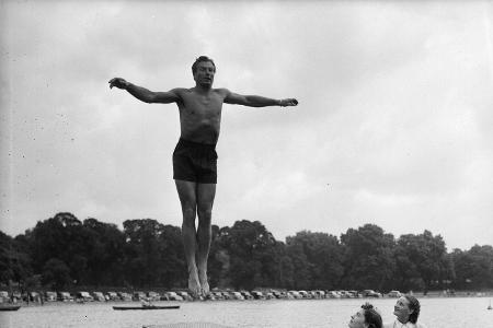 So geht das: 1950 zeigt Lex Barker zwei weiblichen Fans, was er so drauf hat.