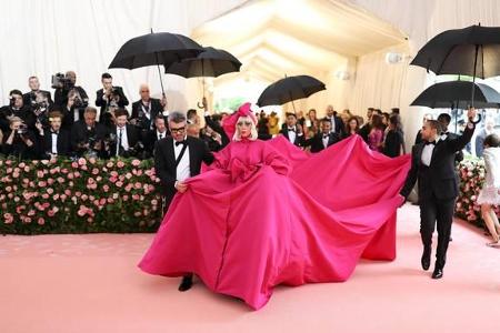 Die ungekrönte Königin der Met Gala war Lady Gaga. Die Sängerin lief als erster großer Name im Metropolitan Museum of Art ei...