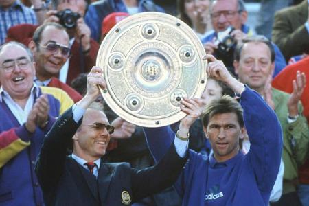 Apropos Meisterschaft: 1994 hat der Kaiser wieder die Hand an der Schale - diesmal als Bayern-Trainer. Interimsmäßig übernim...