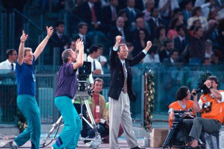 Historisches gelingt Beckenbauer im Jahr 1990: In Italien wird er als Teamchef der Nationalmannschaft zum zweiten Mal Weltme...