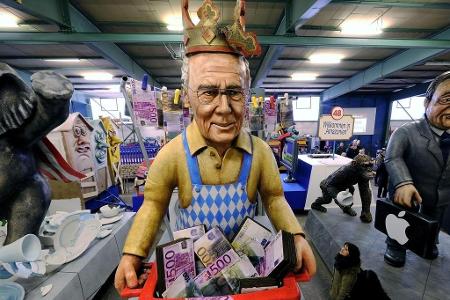 Jahre später gerät das Engagement Beckenbauers rund um die WM aber ins Zwielicht: 'Der Spiegel' enthüllt 2015 Korruption in ...