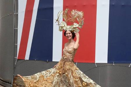 Im Jahr 1711 rief Queen Anne Royal Ascot ins Leben, ein Pferderennen auf der legendären Rennbahn im britischen Ascot. Wo es ... Im Jahr 1711 rief Queen Anne Royal Ascot ins Leben, ein Pferderennen auf der legendären Rennbahn im britischen Ascot. Wo es ...