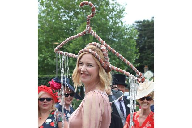 ...hat diese gut gelaunte Blondine scheinbar - oder woher kommt der Kleiderbügel auf ihrem Kopf?! Ein ganzes Blumenuniversum...