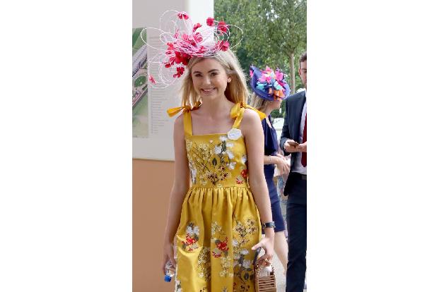 ...das britische Reality-TV-Sternchen Georgia Toffolo auf dem Kopf. Die Blondine gewann im vergangenen Jahr die britische Ve...