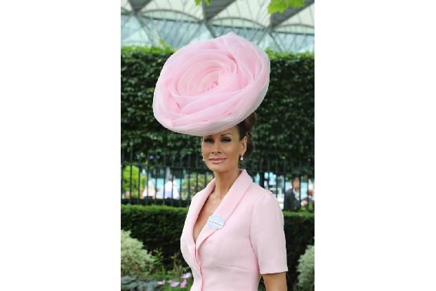 ...eine XXXL-Rose auf dem Haupt platzieren kann? Das hat sich ganz offensichtlich diese Lady gedacht und voll ins Rosa, äh i...