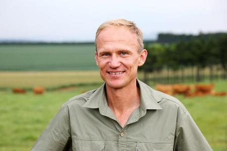 Der 37-jährige Rüdiger wohnt auf einem Hof in Südafrika. Seine Viehzucht hat er 2003 alleine aufgebaut. Er macht bei 