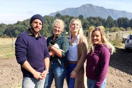 Antonia (2.v.l.), Vanessa und Sabrina (r.) buhlen um Marcos Herz.