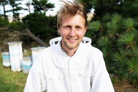 Der 21-jährige Daniel ist 1998 mit seiner Familie nach Neuseeland ausgewandert. Der 1,98m große Imker bewirtschaftet 800 Bie...