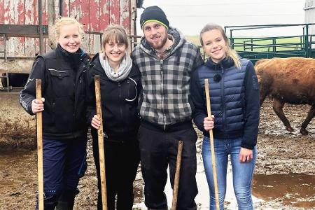 Ob Jennika (l), Christin und Francis (r.) Gefallen an dem harten Alltag auf dem Hof finden?