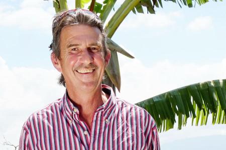 Der 59-jährige Tom betreibt neben der sieben Hektar großen Kaffee- und Bananenplantage mit Urwald in Costa Rica ein Hotel mi...