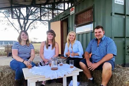 Vielleicht passen ja Larissa (l.), Svenja oder Justine (2.v.r.) zu dem Farmer?