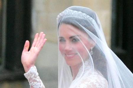 Herzogin Kate kam verschleiert zur Hochzeit - auf diesem Foto war sie noch Kate Middleton. Ihres und die Brautkleider einige...