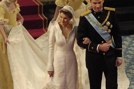 Kronprinz Felipe, heutiger König, heiratete seine Letizia Ortiz am 22. Mai 2004 in Madrid. Die Braut trug ein figurbetontes ...