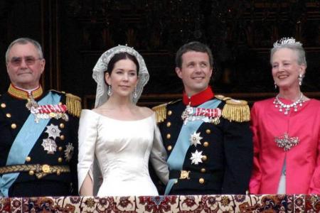 Eine Woche zuvor gab es bereits in Dänemark eine Traumhochzeit: Kronprinz Frederik heiratete seine Mary - in einer schulterf...