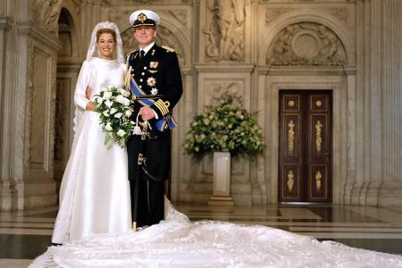 Unvergessen! Die Tränen der Braut - in Valentino-Seidenrobe -, als bei der Trauung von Kronprinz Willem-Alexander van Oranje...