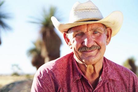 Der 61-jährige Farmer Rudi lebt mit seinem Hund und seinen Pferden in Australien. Gerade hat er ein neues Haus gebaut. Es fe...