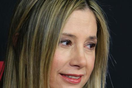 In demselben Bericht kommt auch Mira Sorvino (50) zu Wort. Sie erzählt, dass der Produzent sie zu massieren begann und sie g...