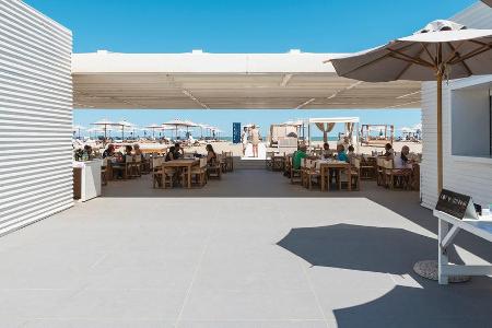 Das Seaside Restaurant mit Privatstrand im Pineta Mare Resort