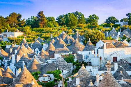 In Alberobello haben die Häuser traditionell spitze Kegeldächer und heißen 
