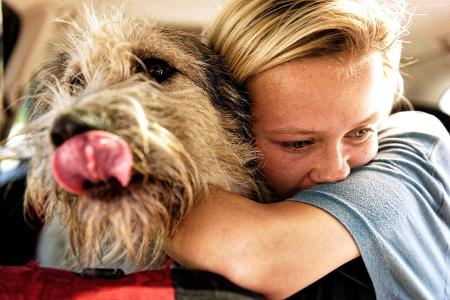 Der Hund als bester Buddy einer sehr jungen Frau, die auch noch ein bisschen Kind ist: Emily (Meira Durand) mit ihrem 